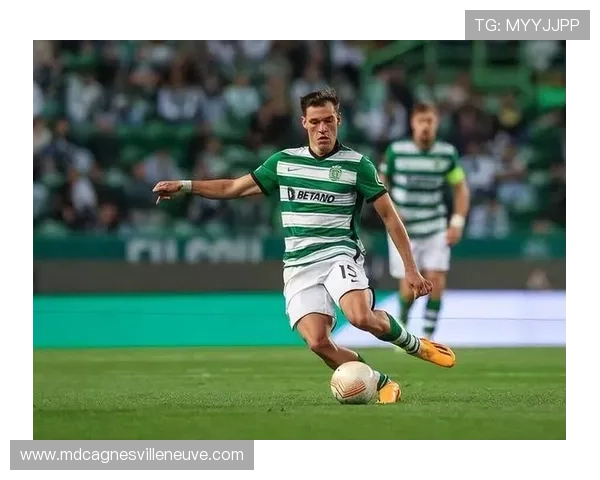 乌加特在巴黎中场防守重建中的角色定位解析 乌加特在巴黎中场防守重建中的角色定位解析