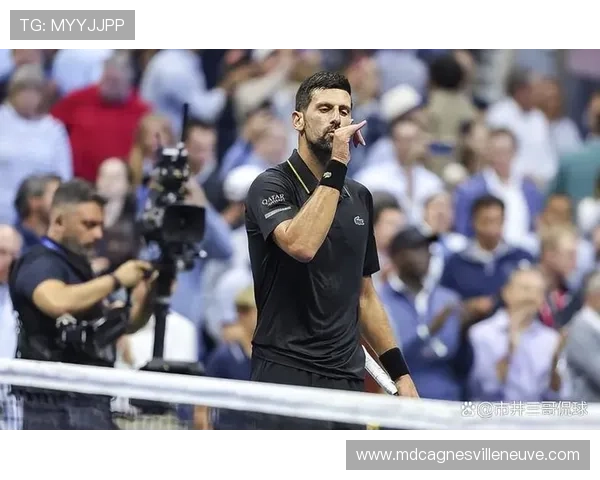 德约昨天穿运动鞋逛名牌店，服务员都懵了这阵仗谁能买得起？